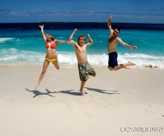 emily_osment_emily_osment_bikini_HLVTxOz.sized